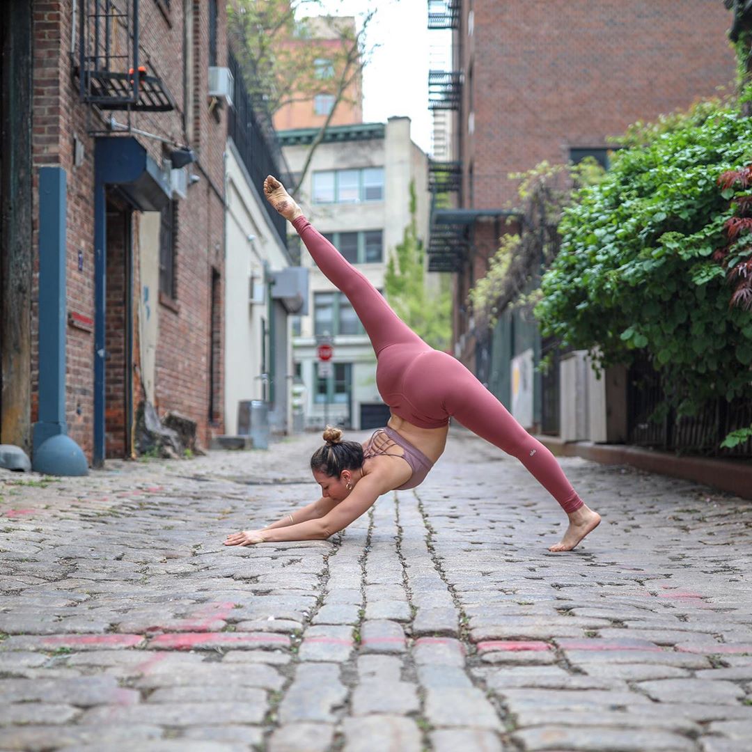 戚薇靠老公李承铉肩头秀甜蜜,二人恩爱撒狗粮,好身材靠瑜伽