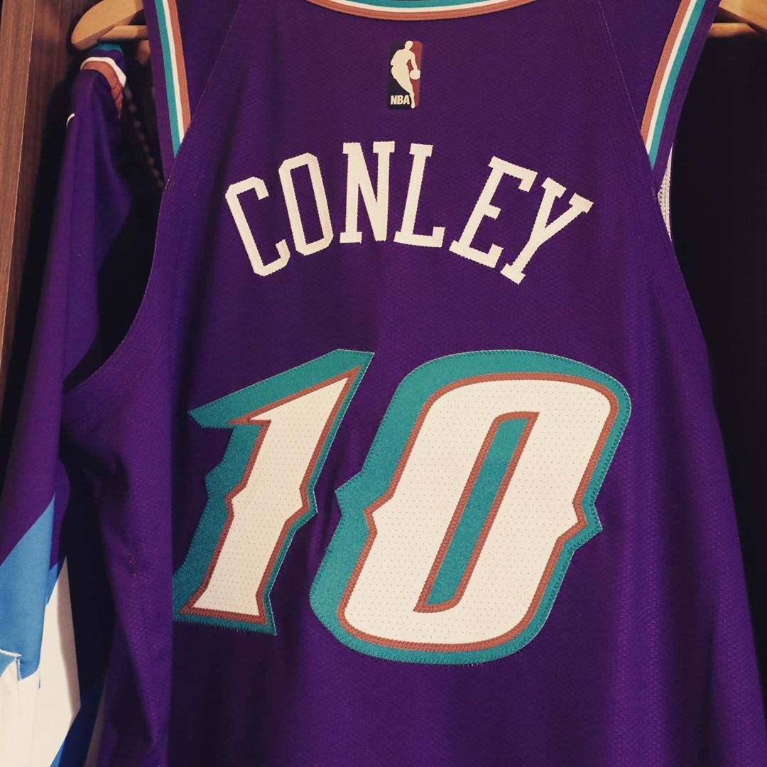 康利上身爵士队下赛季的复古球衣,真的很好看啊!