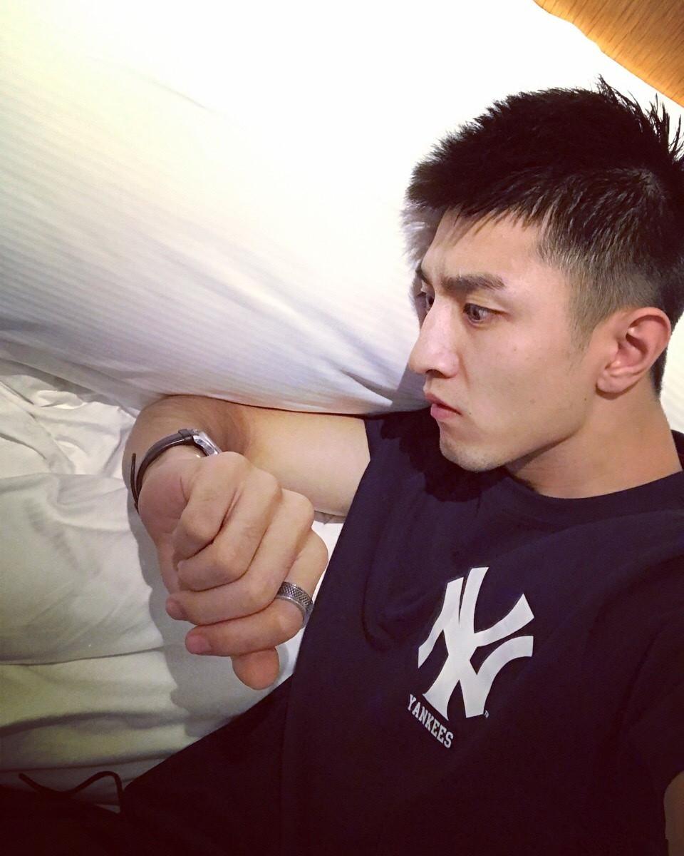 金瀚晒"童年照",面容清秀俊朗非常讨喜,网友:酷似王俊凯