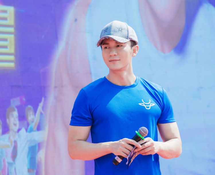 李晨久违现身电影之夜下巴变尖肌肤松弛从头到尾透露着无力感