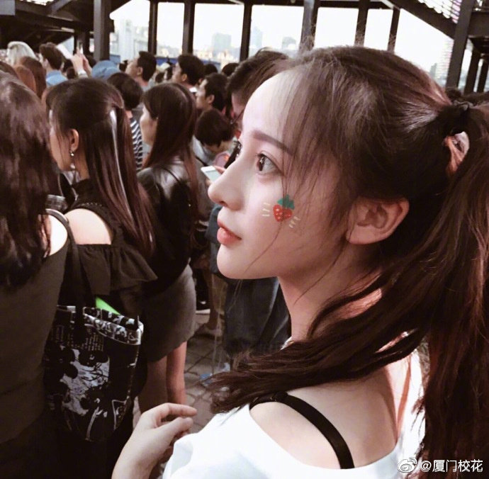 她叫刘欣然就读于中央戏剧学院表演系来自江苏你觉得几分呢