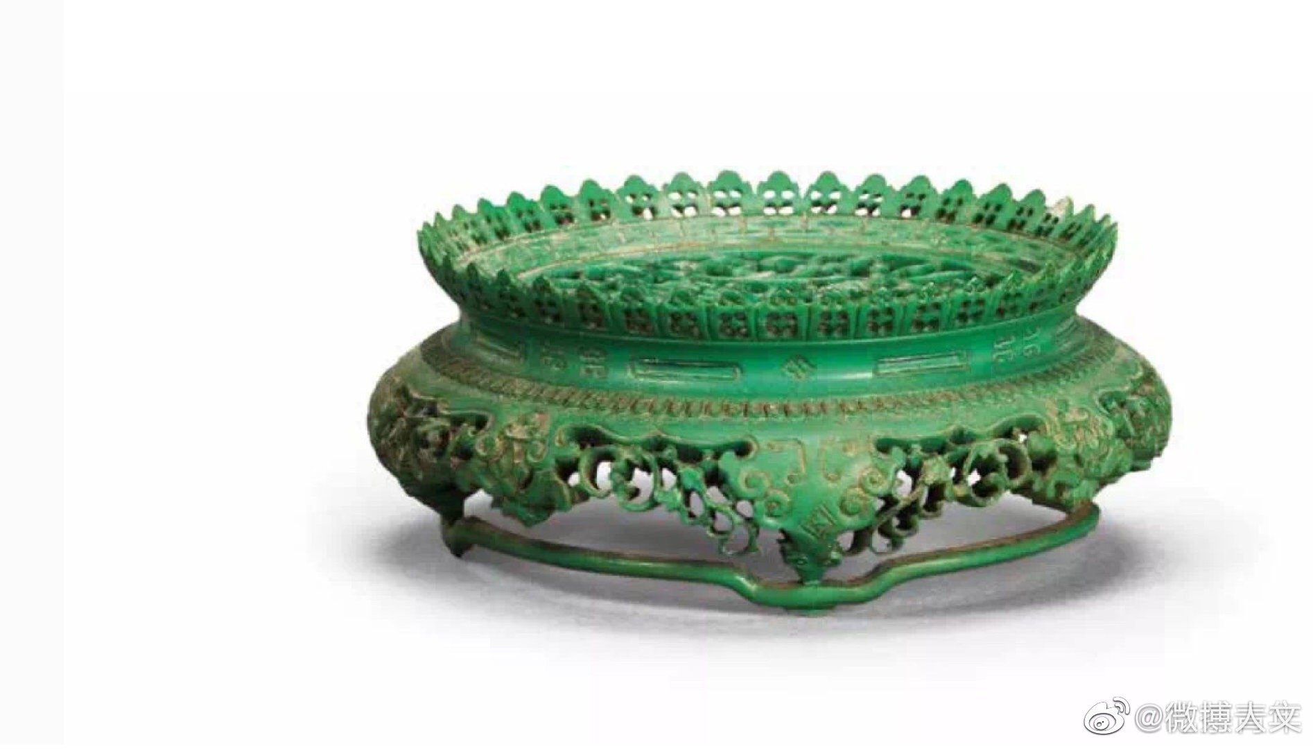 传统文人喜欢为器物配上一个底座