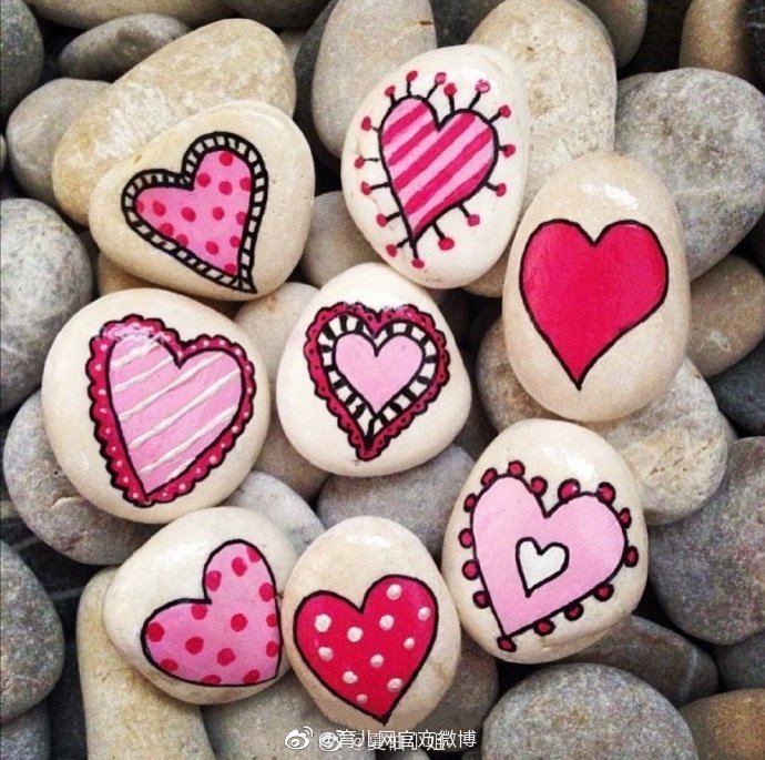 一组充满童趣的创意石头画