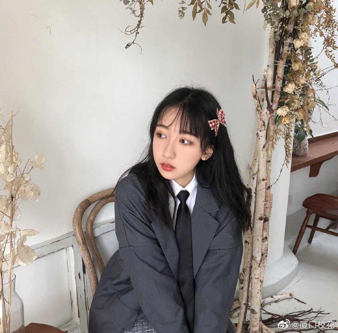 她叫周嘉琪02年毕业于厦门十中身高168cm处女座