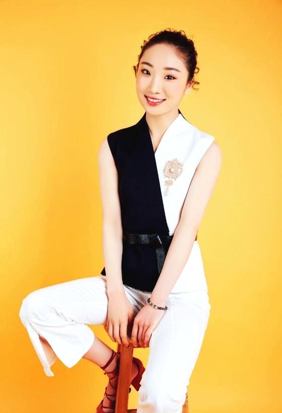 她是中国柔术天才美女,可将身体扭成"字母m",创造吉尼斯记录