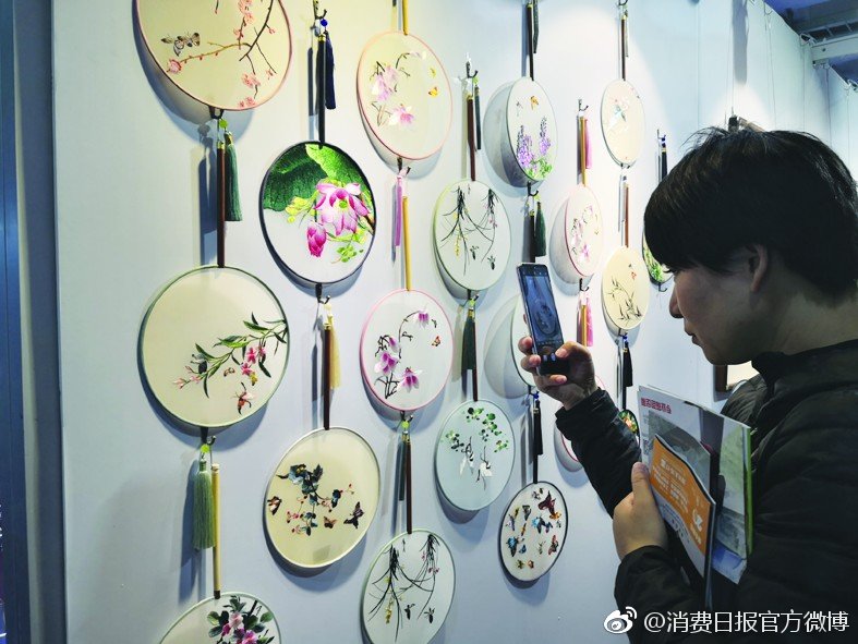 从团扇到绘有写意图画的餐具,越来越多的礼品展现出传统文化的韵味