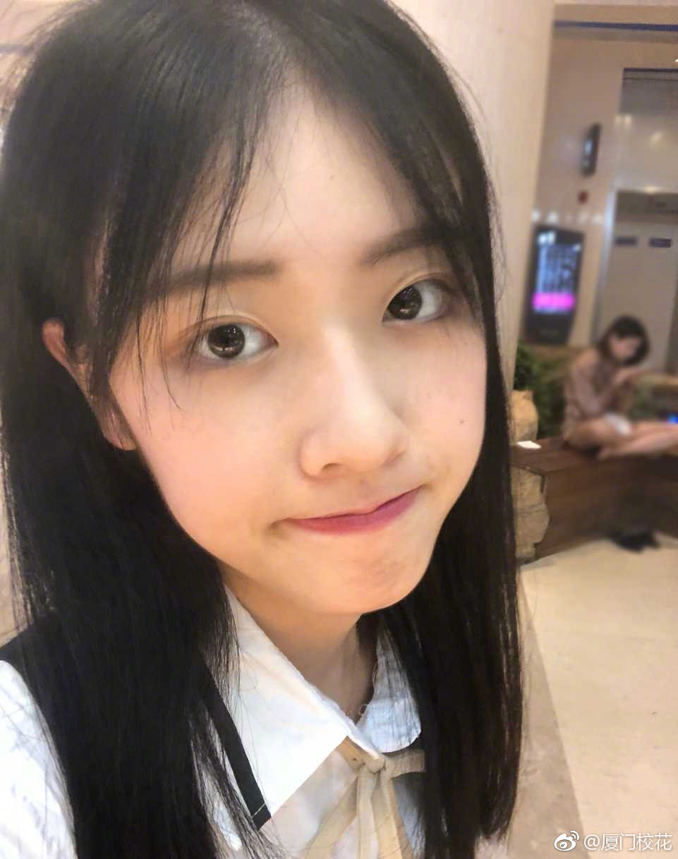 她叫佘颖欣,00年,就读于厦门大学2018级经济学专业,身高168cm|厦门