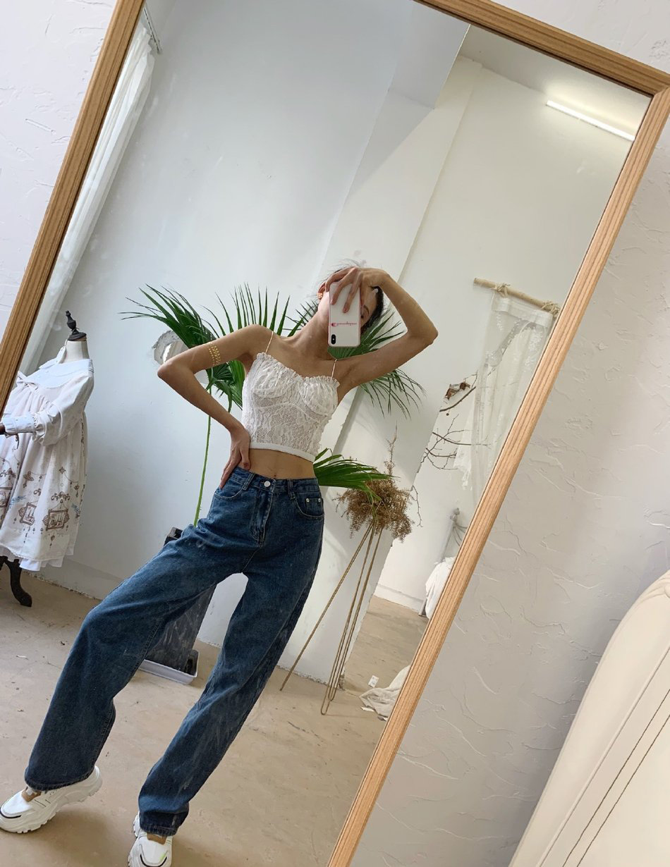 张予曦丸子头搭配白色低胸露腰蕾丝吊带配牛仔裤,大秀小蛮腰马甲线