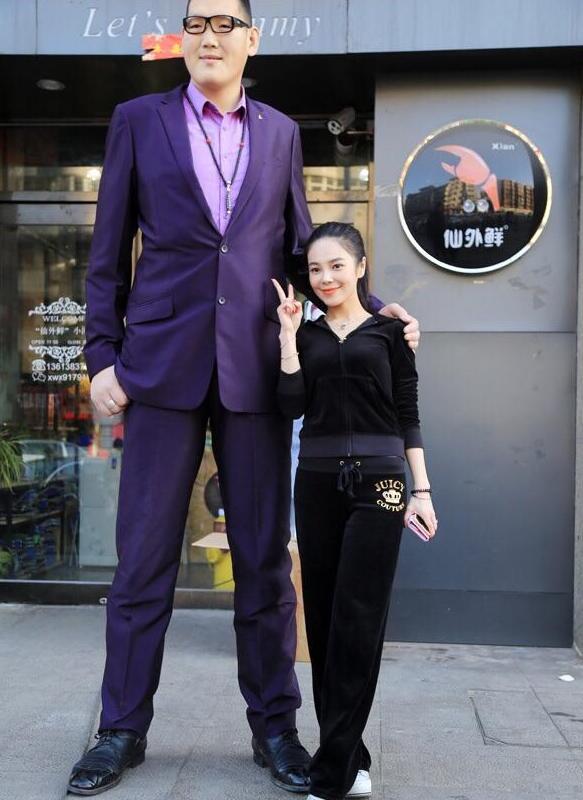 他是亚洲第一巨人,曾与姚明做过队友,身高2米38如今难找对象