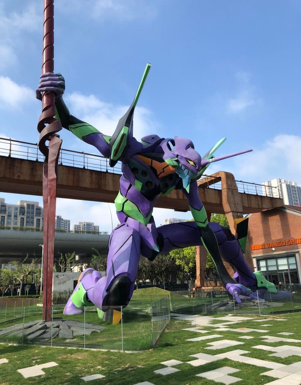 上海的11eva初号机坐落静安新业坊eva广场2506米的身高