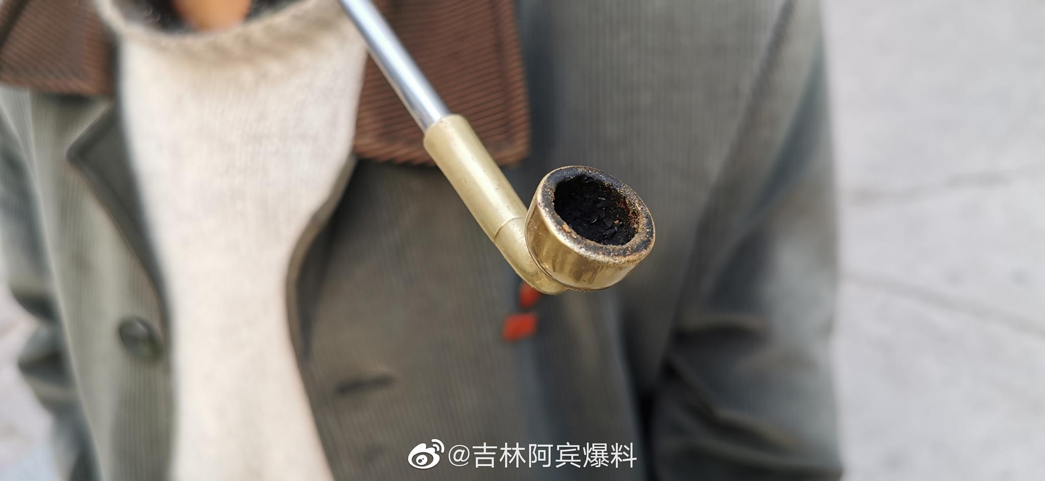 东北吉林大爷，叼着大烟枪，腰上别着大烟袋|烟袋|烟枪|大爷_新浪新闻