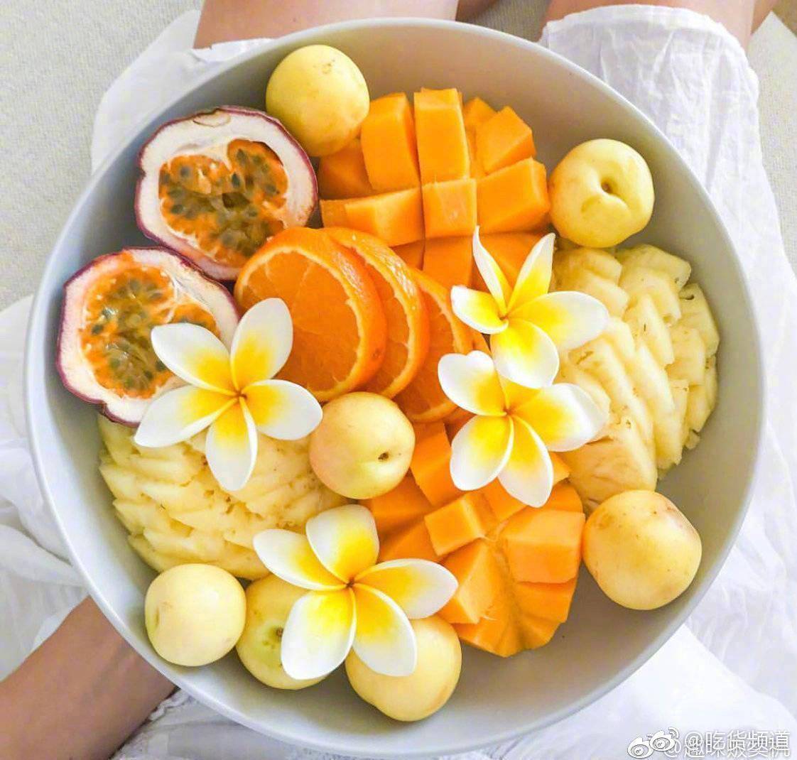 美食丨配色鲜活的水果拼盘,看着心情都很愉悦呀 .