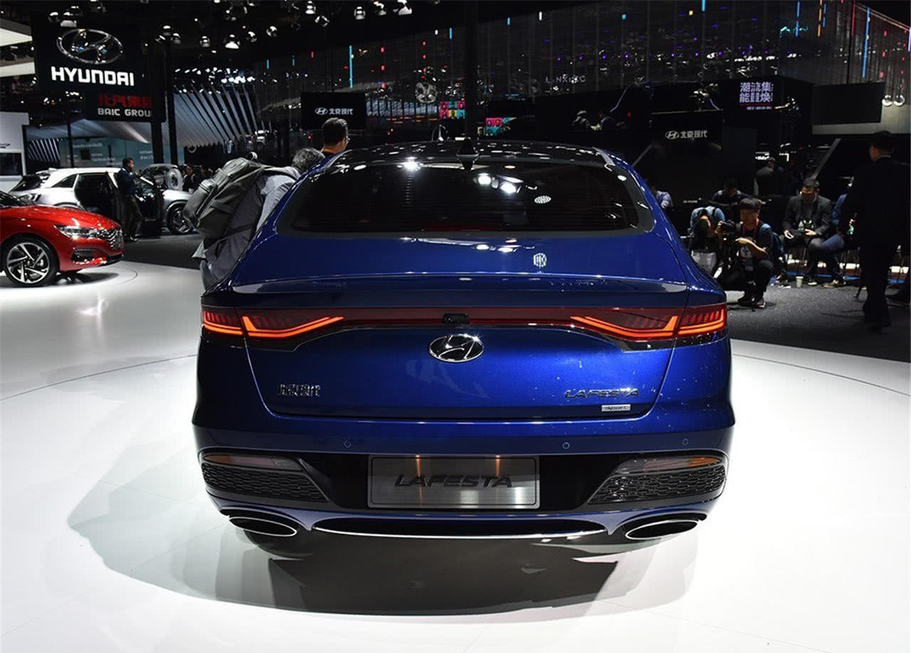 现代挖了不少宝马设计师,将新车调得跟宝马一样,12万起