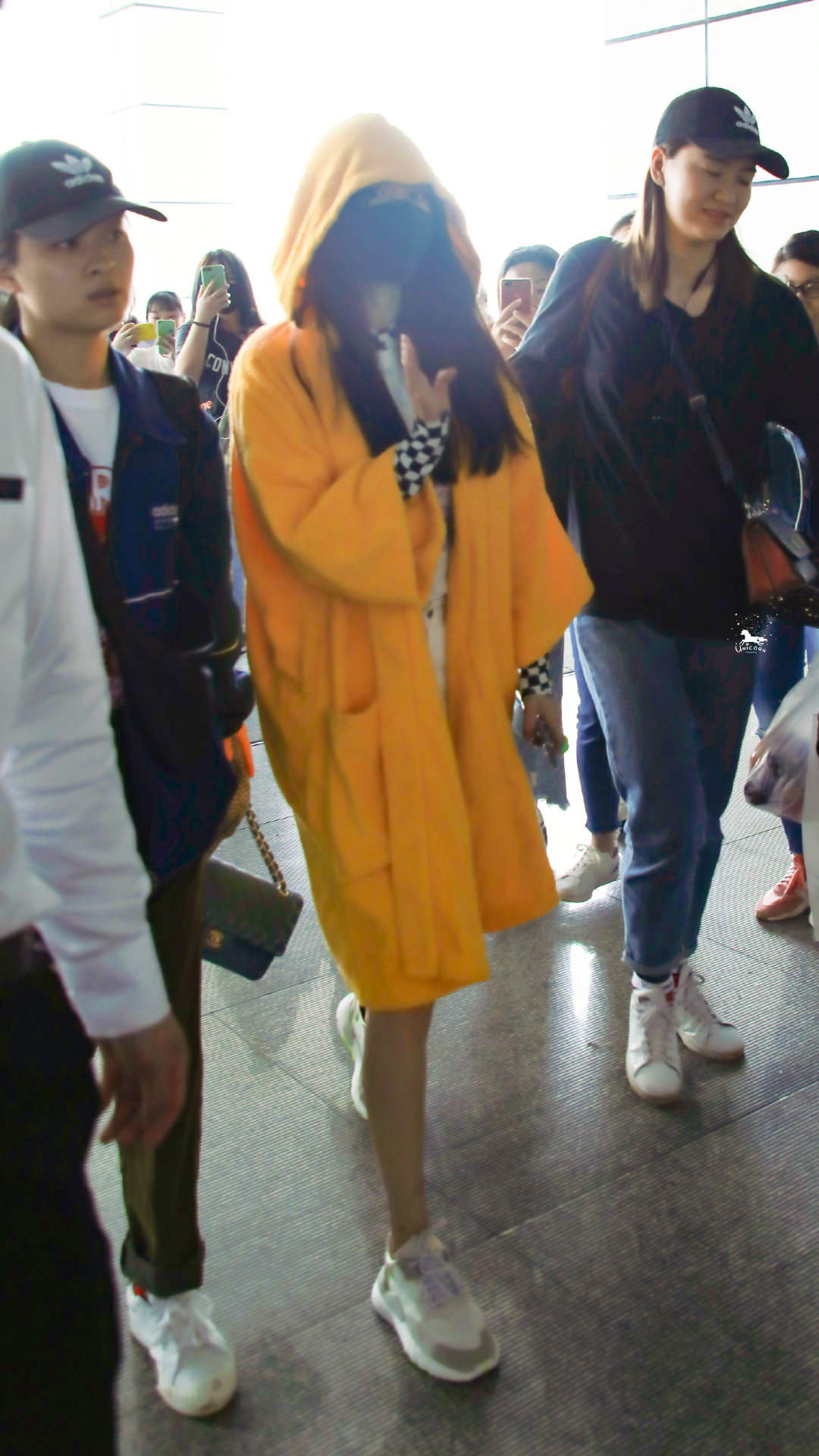 杨幂昨长沙 大连机场照,浴袍式大衣拉轰又帅气