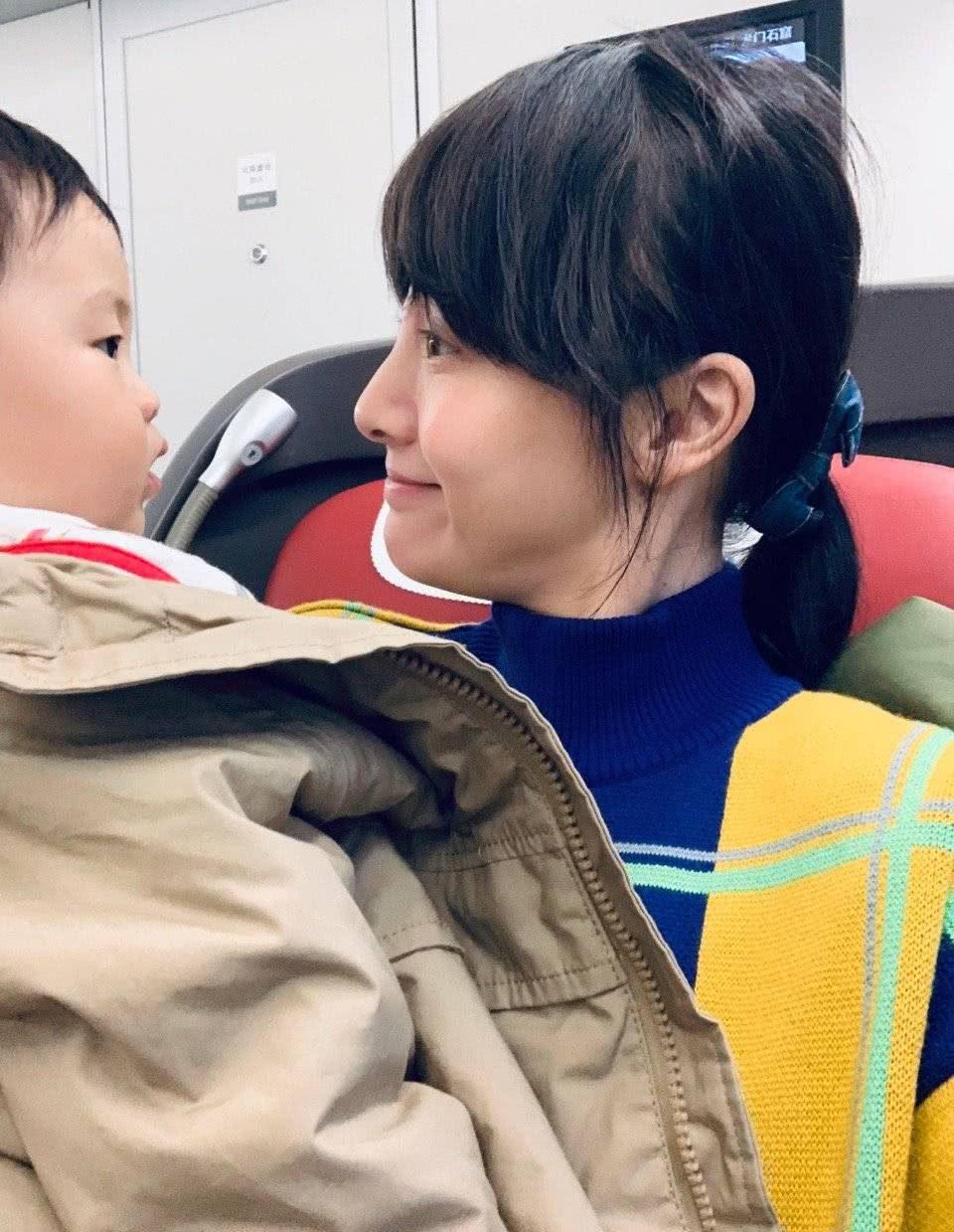 章龄之晒二胎萌照,逗小葫芦开心的画面超有爱!