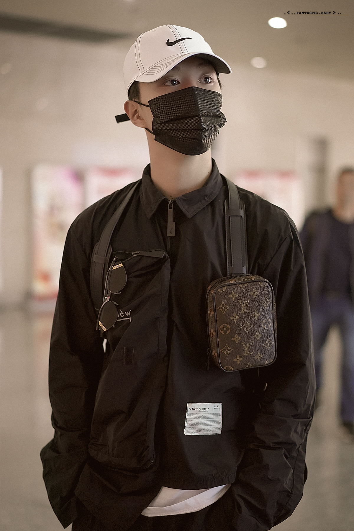 范丞丞机场范丞丞今日西安76义乌到达一身酷黑look白色棒球帽