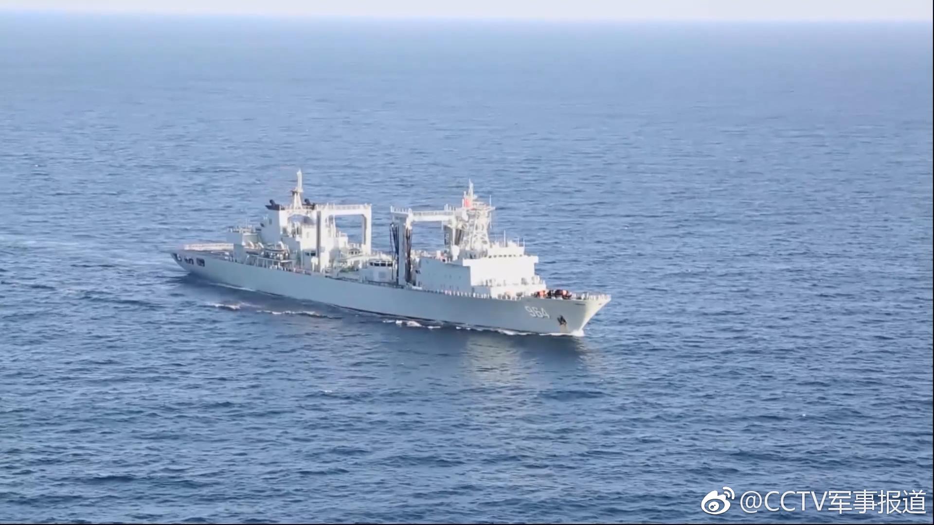 海军第31批护航编队骆马湖舰紧急救治我国患病渔民