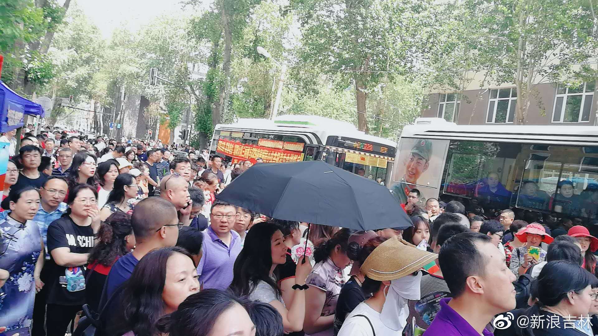 2019年各地高考语文科目考试已经结束考生们陆续离开考场同学们