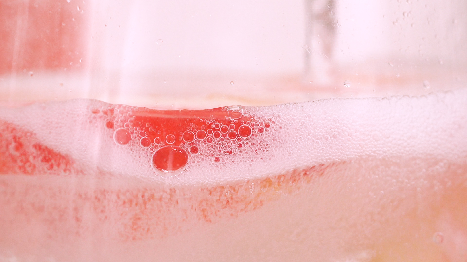 「水果季」自制夏日冰爽饮品,少女粉十足的蜜桃气泡水