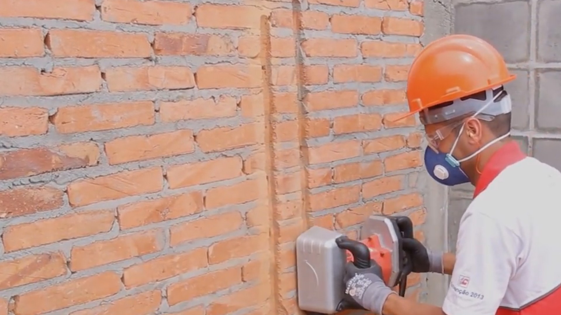 国外牛人研制墙壁开槽机,14秒开2米长沟槽,工人师傅爱不释手