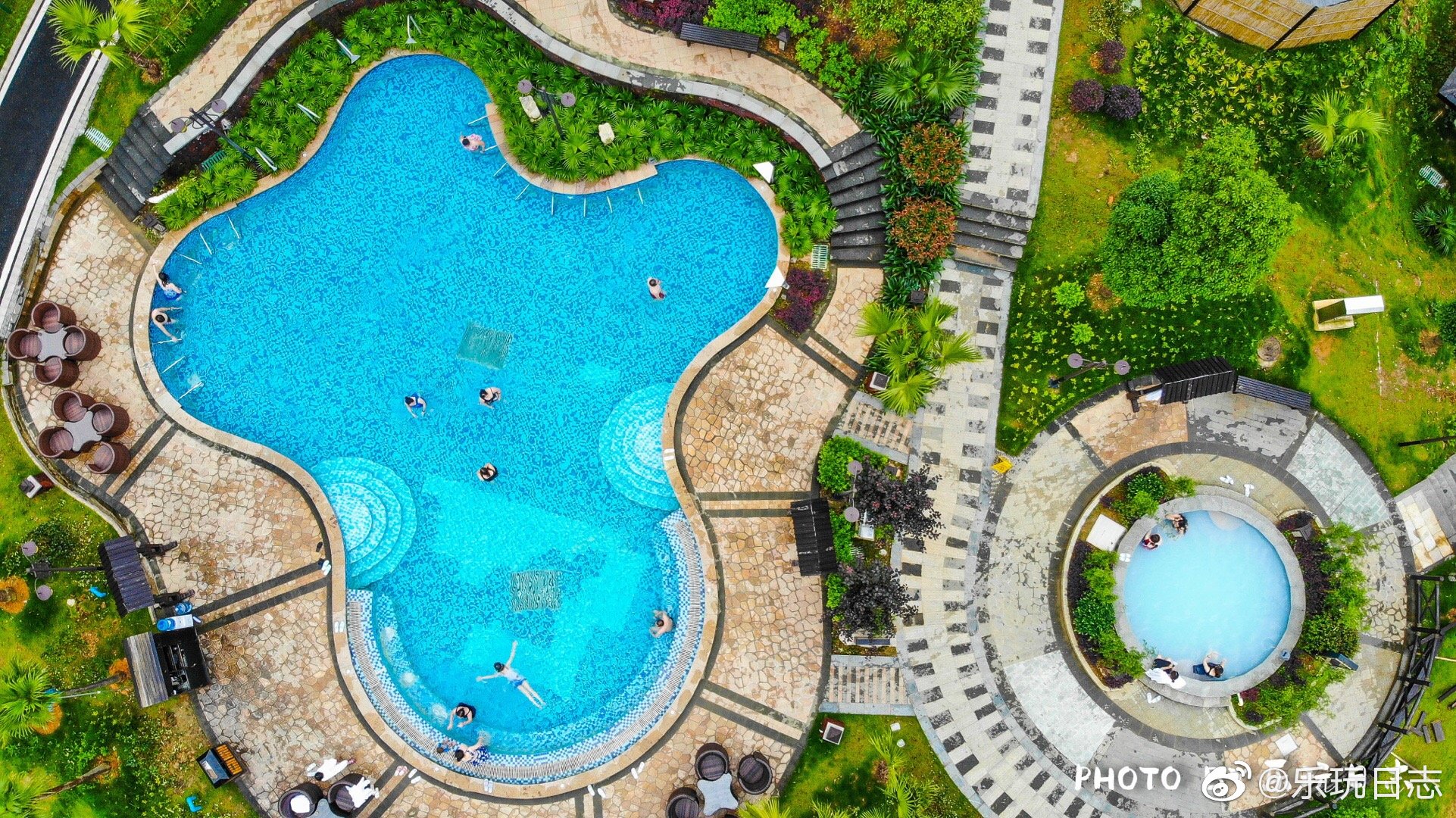 隐藏在大山深处的巴厘风情!温泉区很多石雕和奇花异草