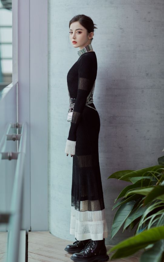 古力娜扎不愧是"小腰精",一袭紧身连衣裙若隐若现,这身材绝了|瑜伽垫|