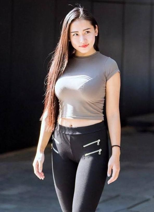 丰腴饱满的小姐姐打造出婀娜多姿的曲线美轻松秀出成熟女人味