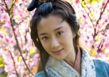 李依晓在小时候是和自己的爷爷奶奶一起生活的,随后开始学习戏曲