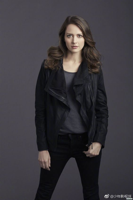 艾玛我根妹amyacker要加入了饰演derek的第四个妹妹