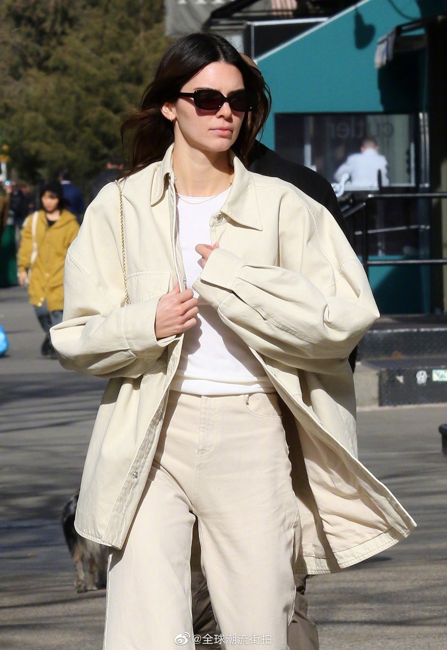 肯豆纽约两套街拍造型,清新舒服的春天配色