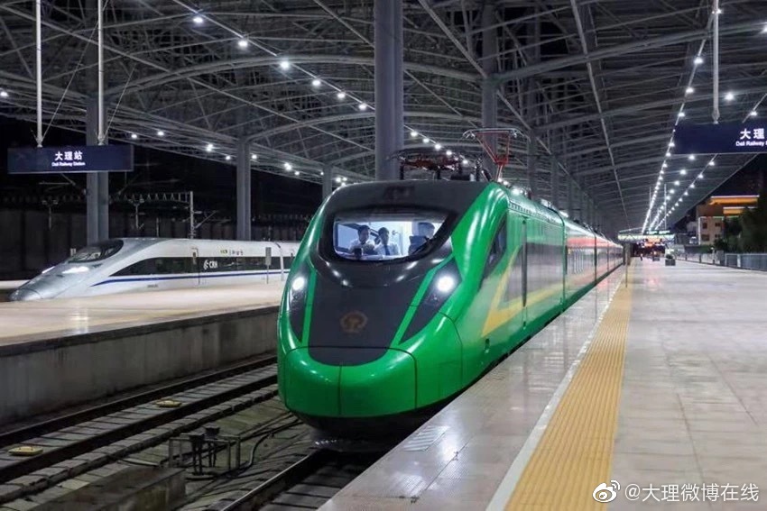 "复兴号"动车组,此次大理至丽江间共开行2对cr200j型复兴号动车组列车