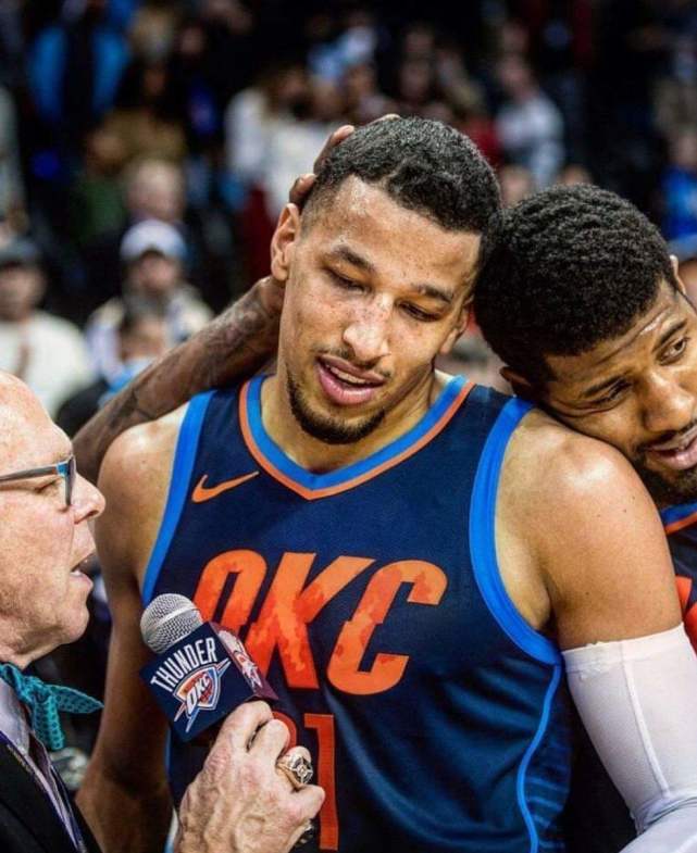 在2016年2月6日,在雷霆的客场对阵新奥尔良鹈鹕队,安德烈-罗伯森作为