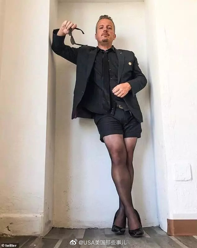近日,美国佛罗里达机场,一名穿着丝袜高跟鞋的男子走红网络