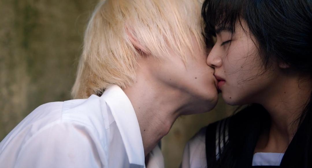 你是拥有山川河海的神明而我是因与神明交错而发光的少女