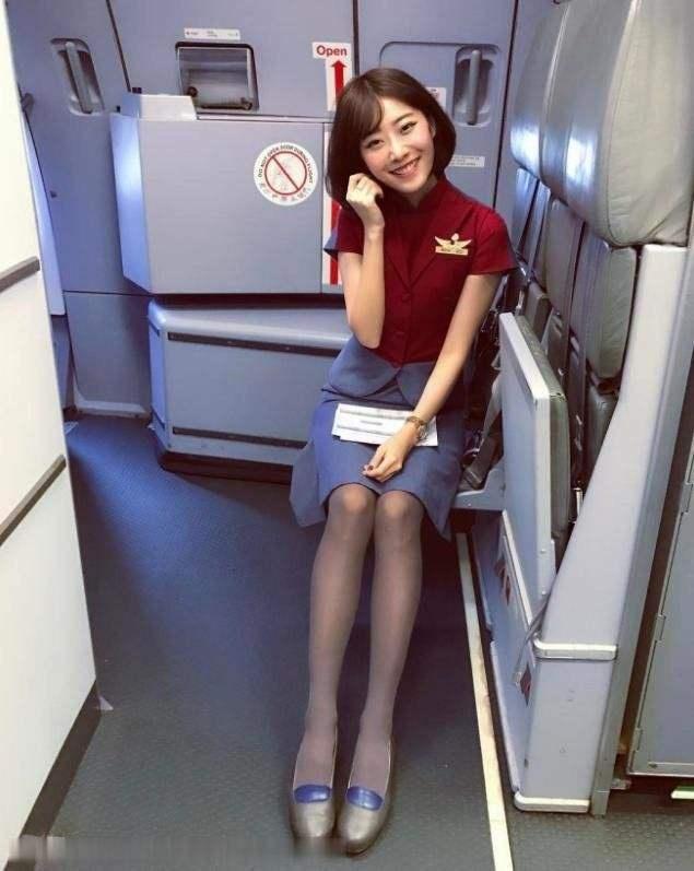 为什么日本空姐在飞机上都要穿着"袜子"?有何特殊的作用呢?