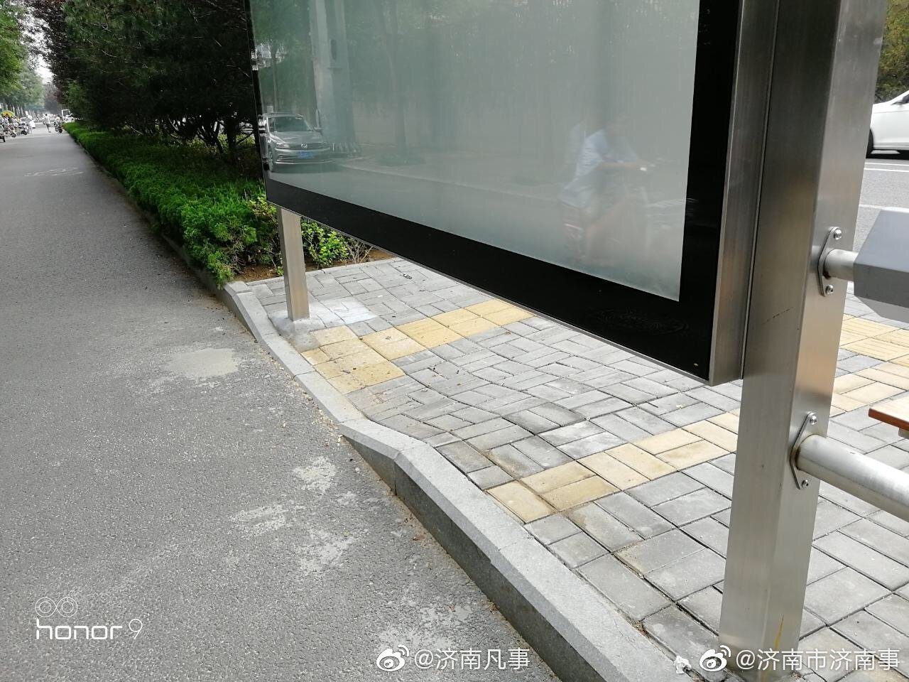 网友说事,济南西边,锦绣城附近的公交站牌,广告牌这样设置,占了盲道.