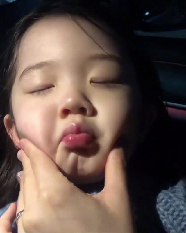 小脸蛋捏捏捏~怎么长这么可爱呀!