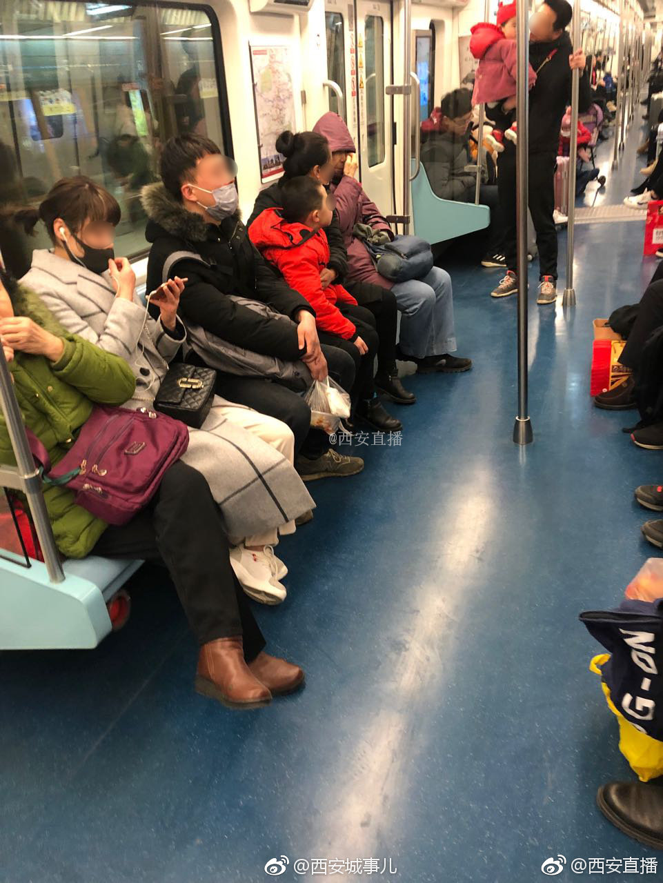 地铁上没人给抱娃的让座