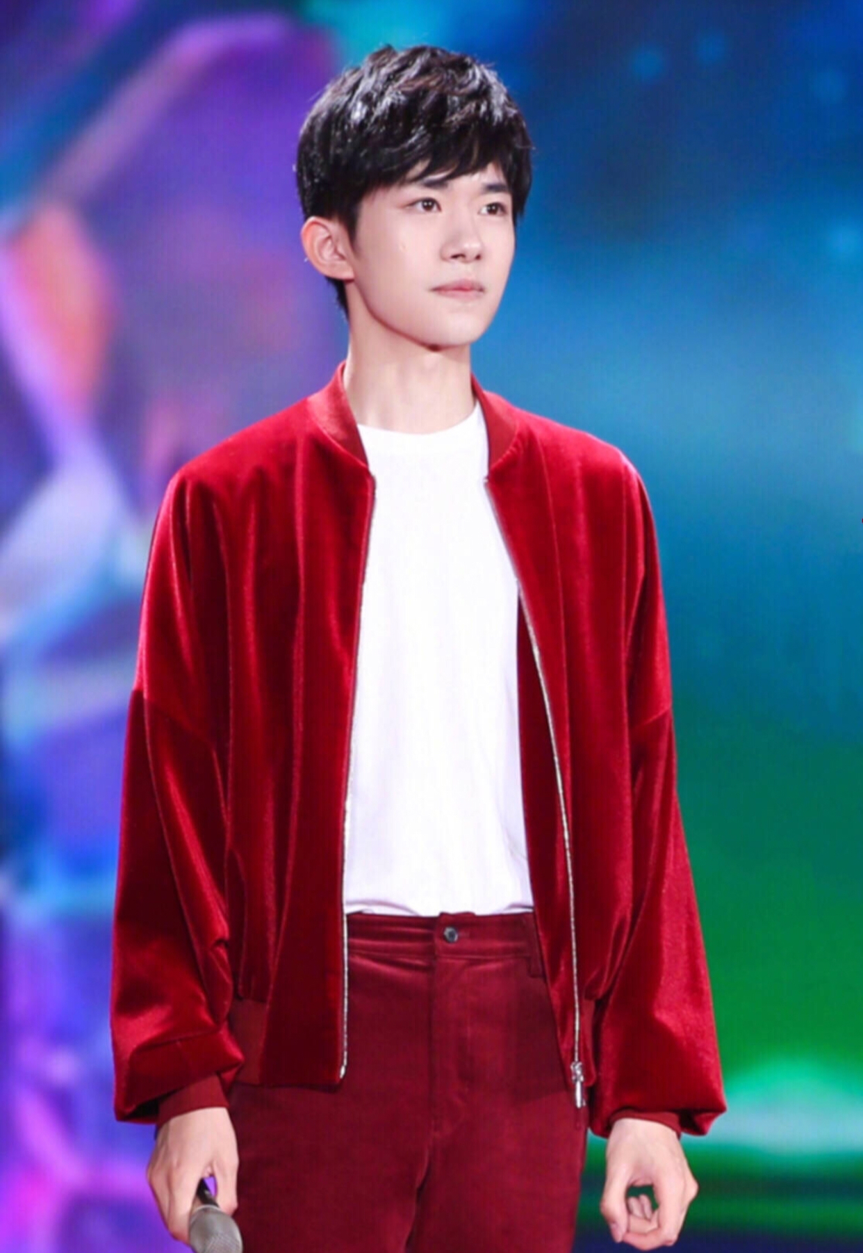易烊千玺央视元宵晚会舞台拍摄~红红火火喜气洋洋的酷大佬~@tfboys-易