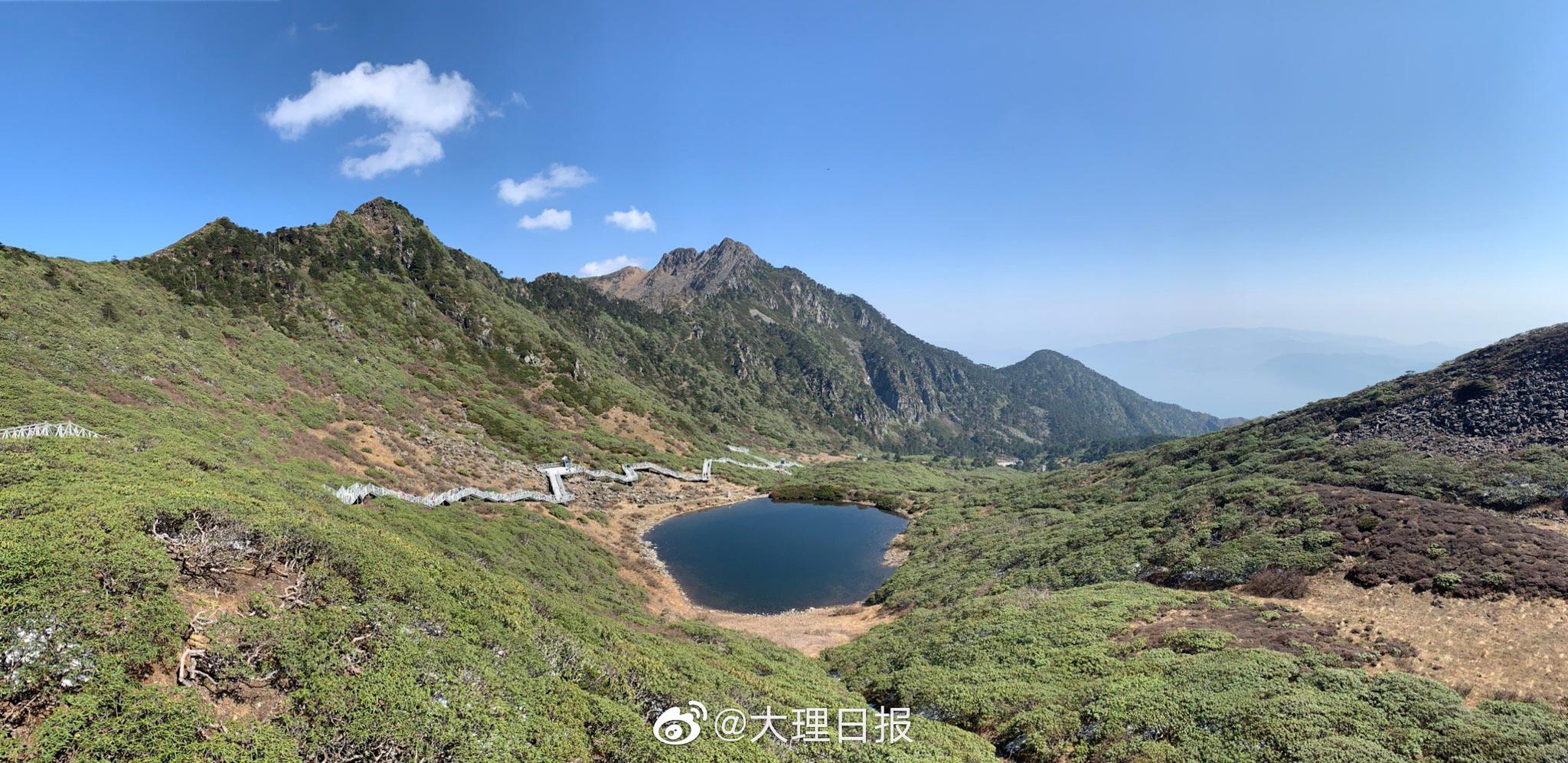 苍山由十九峰十八溪组成最高峰马龙峰海拔4122米