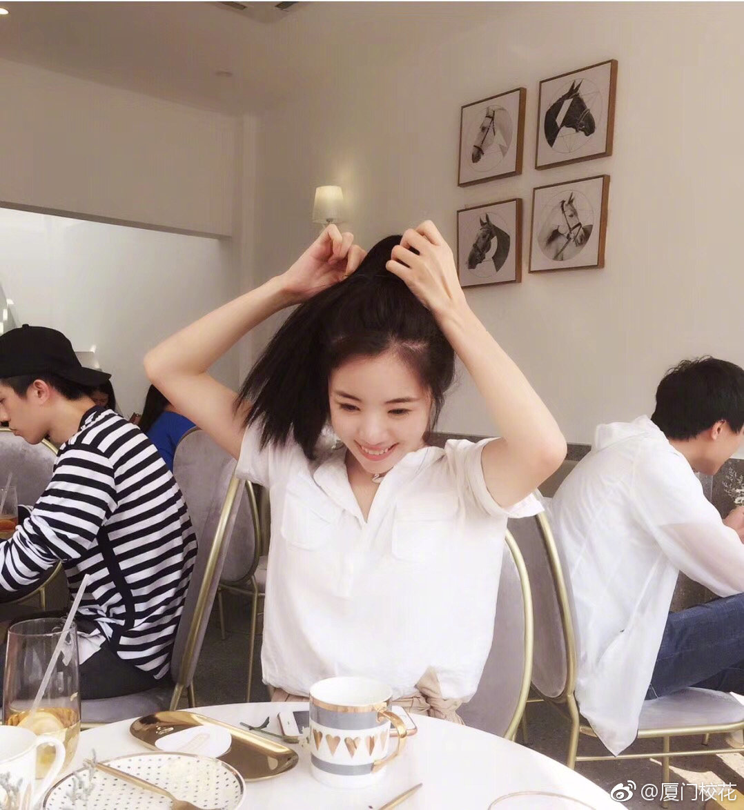 她叫孟雪,96年,毕业于厦门大学,身高172cm,目前在国外读研