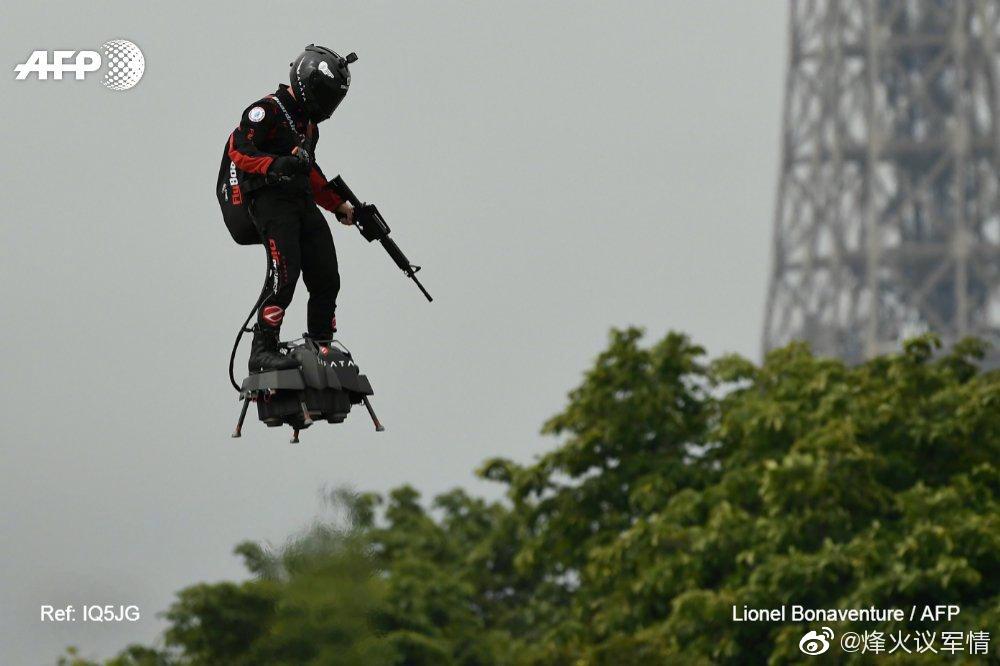 法国举行纪念大革命230周年阅兵式,"未来战士"驾驶单兵飞行器接受检阅