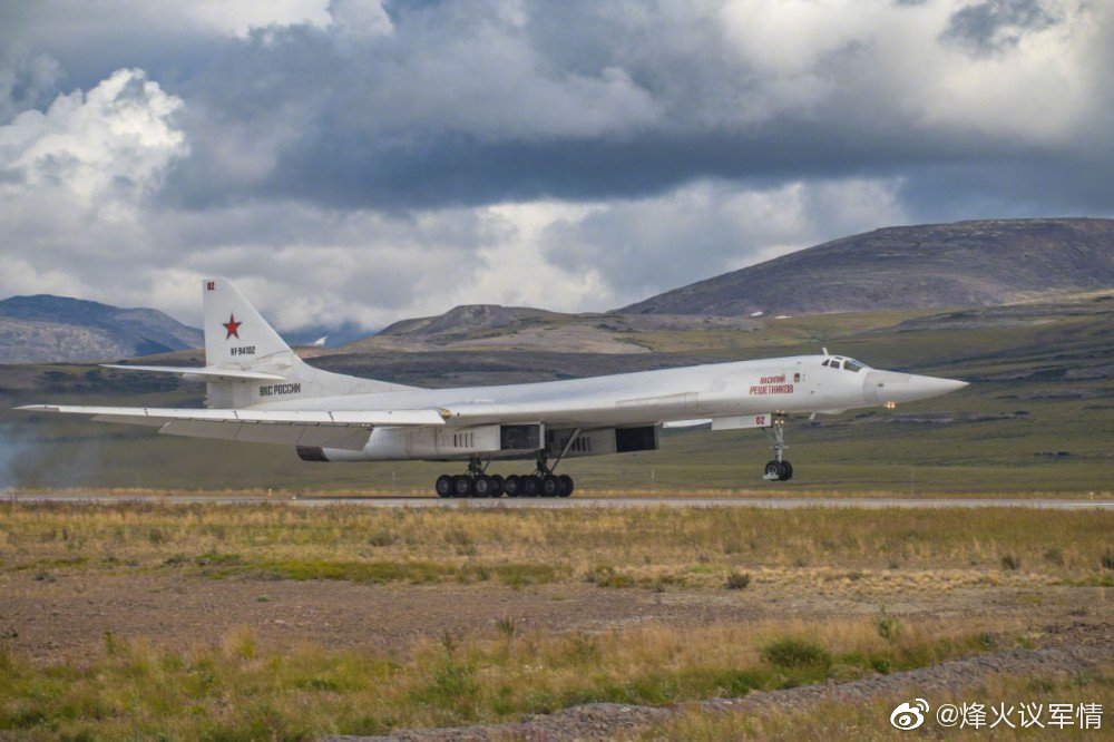 8月14日,俄罗斯空军2架从恩格斯空军基地起飞的图-160战略轰炸机