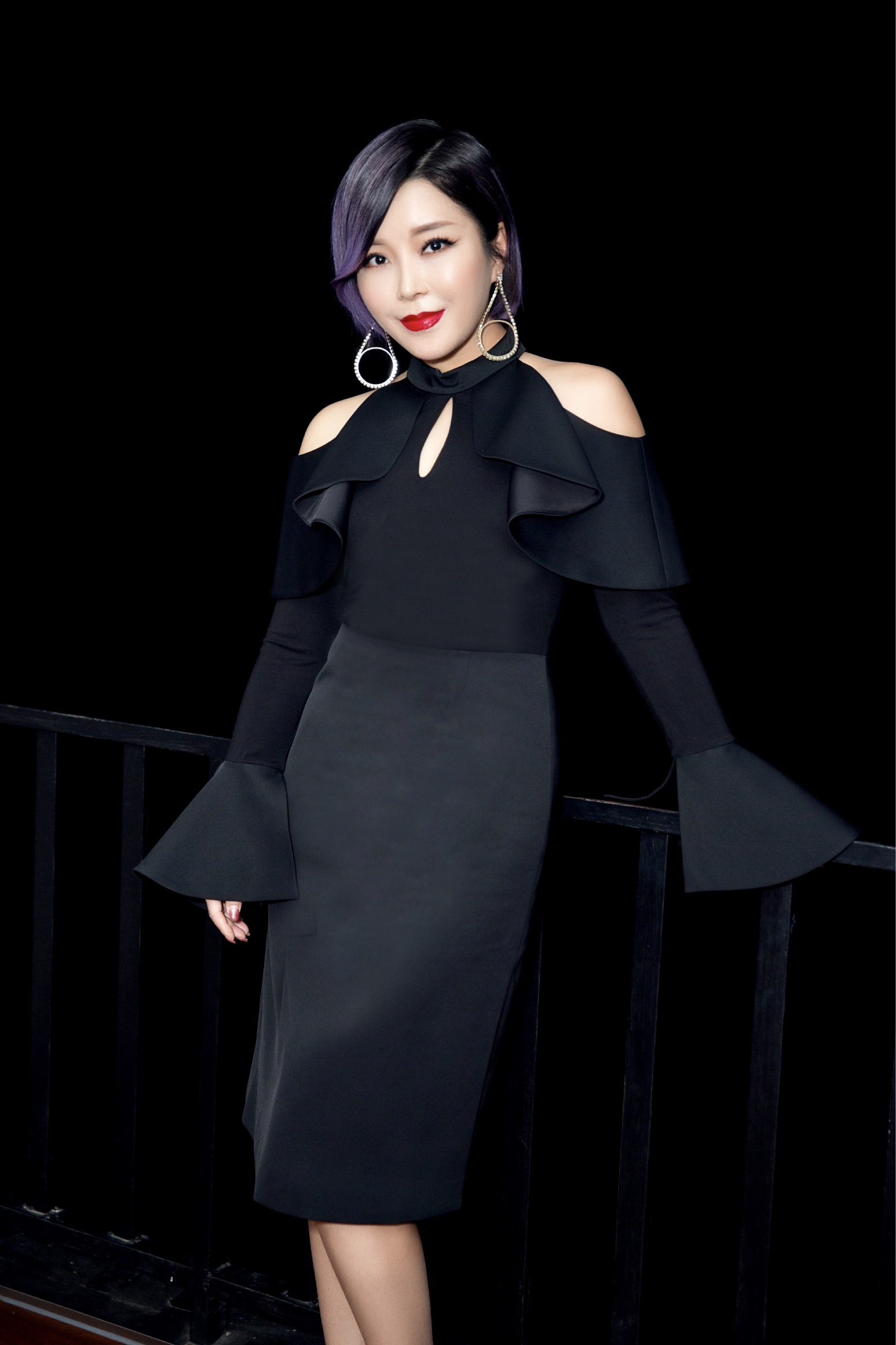 崔子格获年度亚洲最佳女歌手 一袭黑裙亮相红毯美丽"冻"人