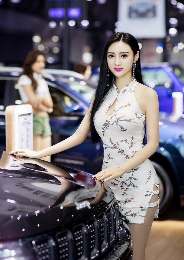 中国第一车模吴春怡穿瓷白改良旗袍亮相搭流线耳坠演绎别致美