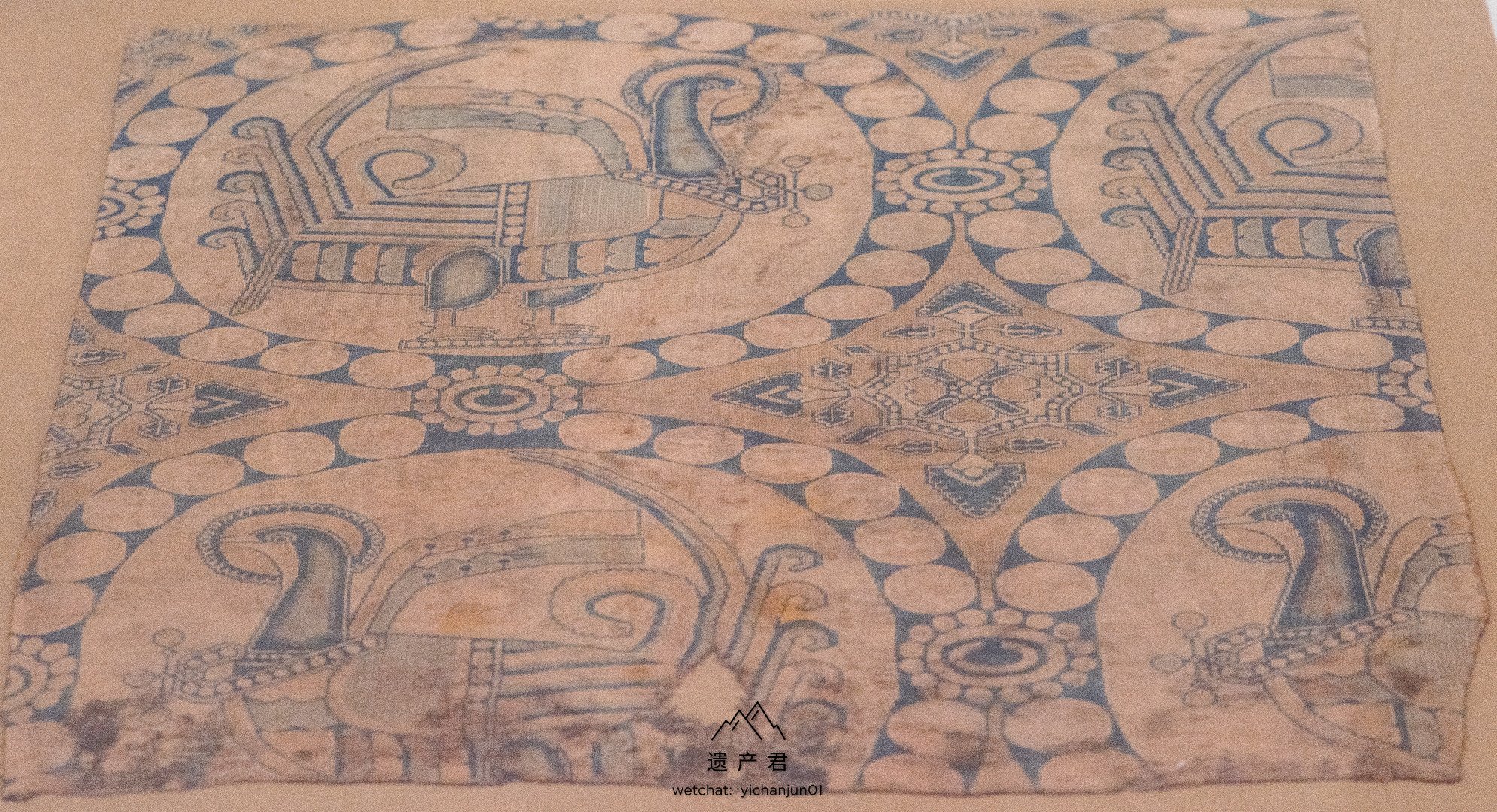 甘肃省博物馆藏唐代五色鸟纹锦