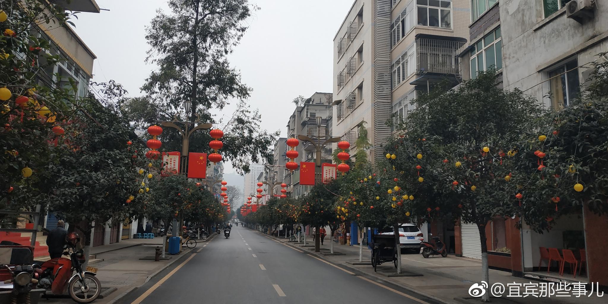 叙州区柏溪镇街道灯笼彩灯高高挂,年味愈渐浓