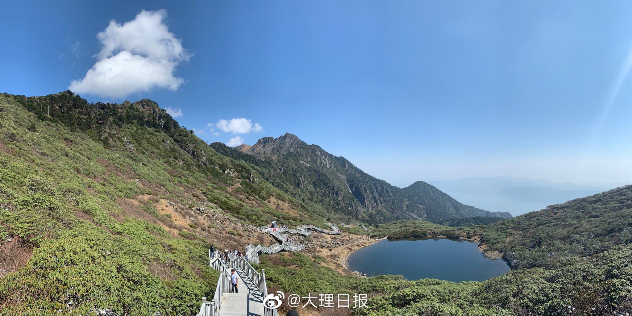 苍山由十九峰十八溪组成最高峰马龙峰海拔4122米