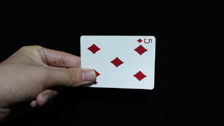 为什么牌在手上打个响指就可以变掉?这个魔术很容易