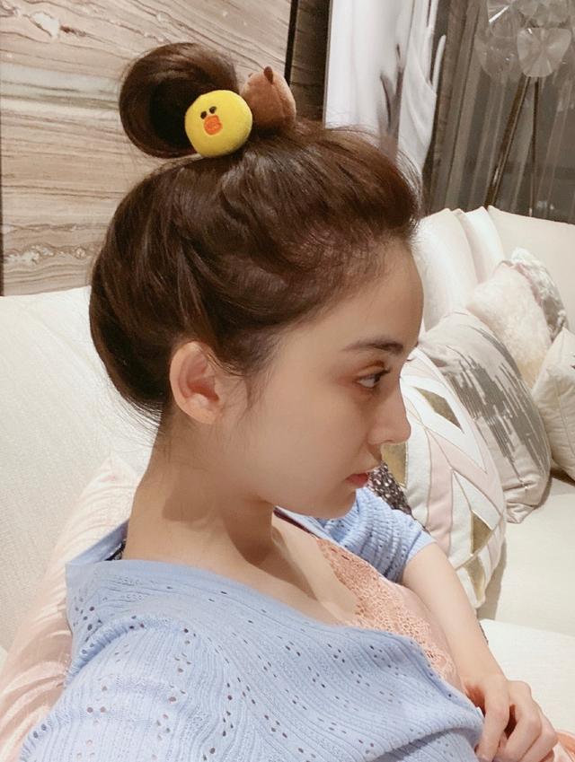 古力娜扎也太美了,穿蓝色外套扎丸子头,秀侧颜精致如洋娃娃